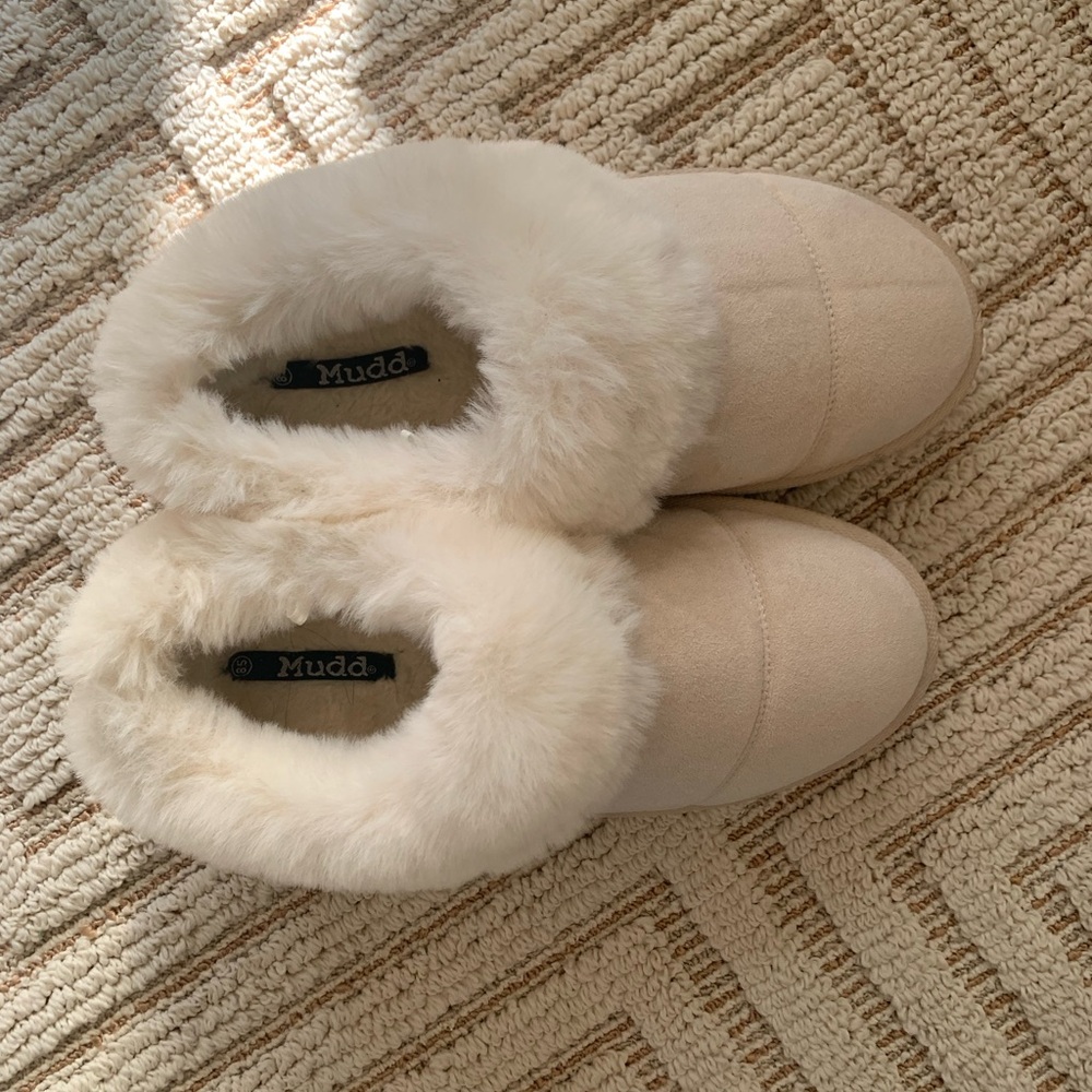 Mudd Women's Tan Plush Slippers Shoes Clogs